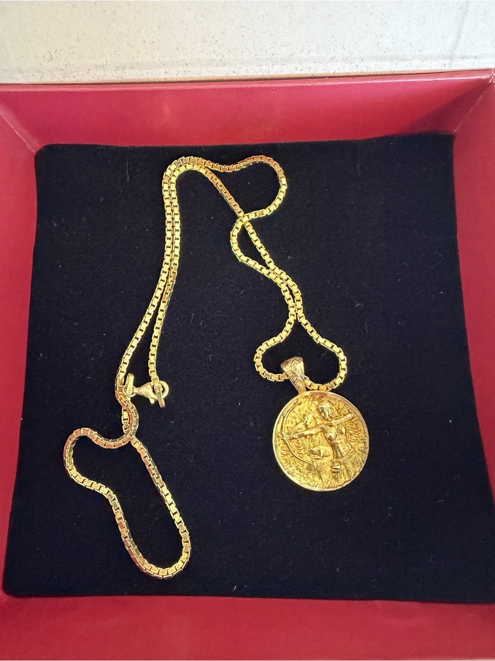 Gold Medallion Pendant Necklace - Elegant Women's Jewelry